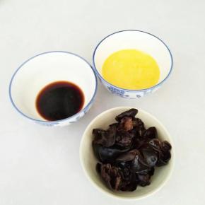 准备料汁:生抽，老抽，蒸鱼鼓油，盐2克，砂糖拌匀，鸡蛋打散，木耳清洗干净。