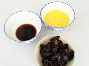 准备料汁:生抽，老抽，蒸鱼鼓油，盐2克，砂糖拌匀，鸡蛋打散，木耳清洗干净。