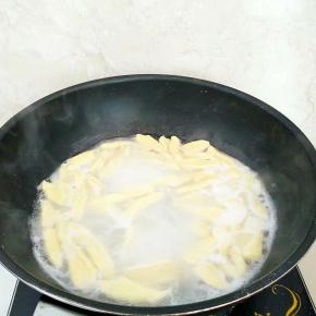 锅中注水烧开放入面鱼煮3分钟熟透，捞出过一下凉水，冲去粘液。