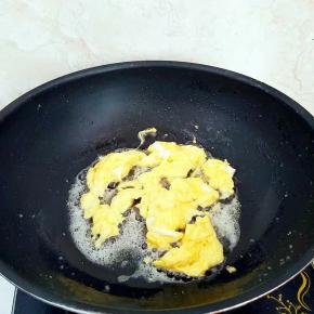 锅中放油烧热，倒入蛋液炒熟盛出备用。