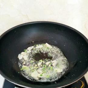 重新入油烧热，放入大蒜，葱，姜炝锅出味。