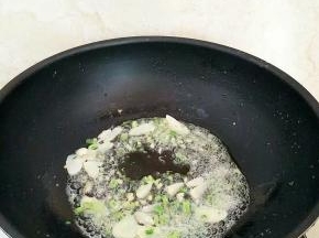 重新入油烧热，放入大蒜，葱，姜炝锅出味。