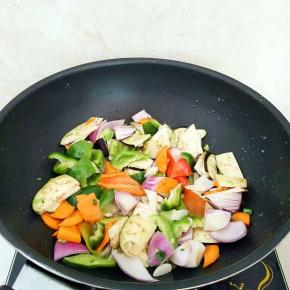 倒入蔬菜，大火翻炒。