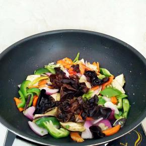 蔬菜变软倒入木耳翻炒十几下。