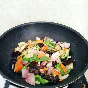 炒至蔬菜出味。