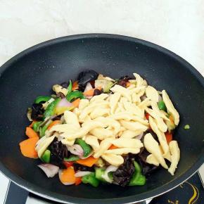 倒入面鱼，进行翻炒。