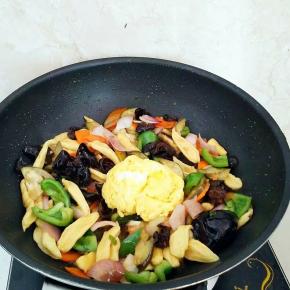 倒入蛋液和料汁进行翻炒入味。