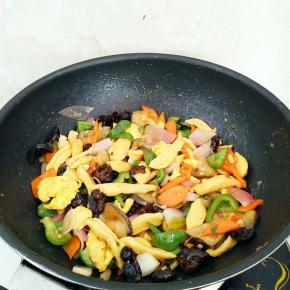 炒至蔬菜出味，淋入香油即可出锅。