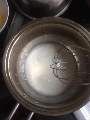 牛奶和色拉油混合乳化