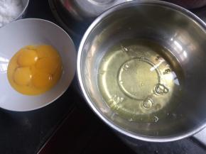 蛋白蛋黄分开放入无水无油的盆中，用一个小碗先过度下蛋白，可以避免很多意外