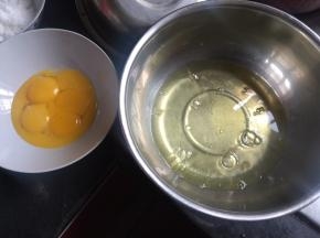 蛋白蛋黄分开放入无水无油的盆中，用一个小碗先过度下蛋白，可以避免很多意外