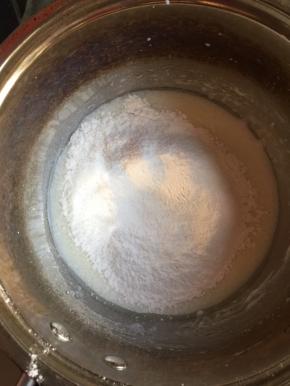 中筋粉过筛加入拌匀