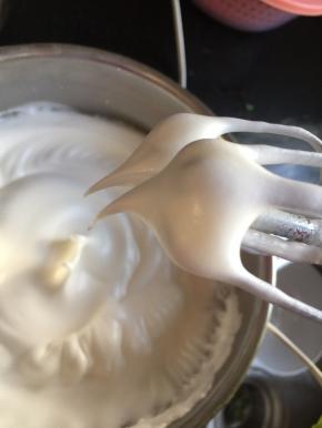 蛋白加几滴柠檬汁，没有也不要紧，分三次加糖打发至湿性发泡