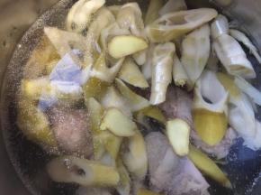 笋鸭腿适量清水姜片高压锅打25分钟即可