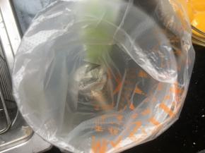 找个大杯子先放好裱花袋