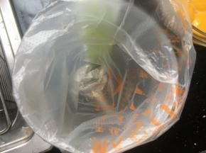 找个大杯子先放好裱花袋