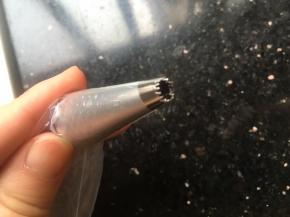 找一个圆嘴裱花嘴，裱花袋弄好