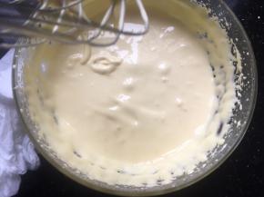 蛋黄加柠檬汁打发到膨胀发白痕迹不容易消失