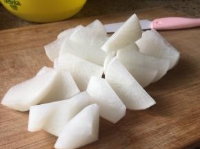 白萝卜，削皮，切块；