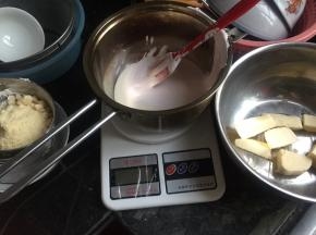 准备材料，粉类全称在一起，淡奶油和棉花糖放奶锅