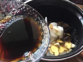 再加入料酒、生抽、老抽，调料；