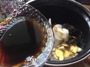 再加入料酒、生抽、老抽，调料；