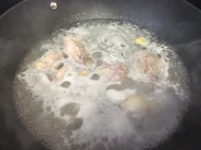 加姜片料酒焯一下