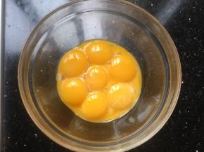 八个蛋黄