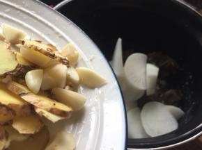 再加入生姜、蒜；