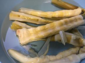 咸笋清水浸泡半天以上，多换几次水