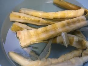 咸笋清水浸泡半天以上，多换几次水