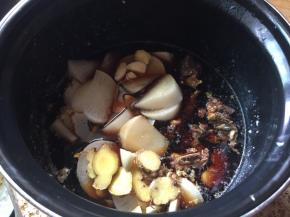 再加入适量的水；