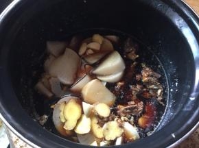 再加入适量的水；