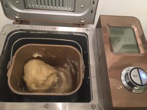 除盐和黄油外的所有材料放入面包机桶内，酵母放在中间，启动和面程序，时间为20分钟(后盐后油法)