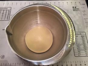 将面团搓圆放入盆内，盖上保鲜膜一发