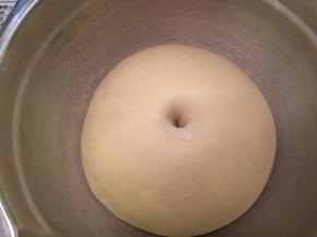 当面团发酵至2倍大时，手沾面粉，插入面团，不塌陷不回缩即发酵好了