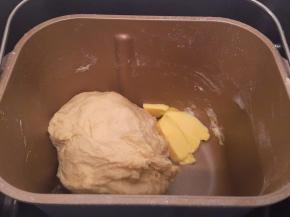 揉至抱团后放入盐，12分钟后放入黄油