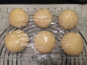 将面团轻压排气后平均分成6份，盖上保鲜膜松弛20分钟