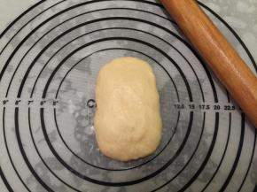 将面团擀成牛舌状