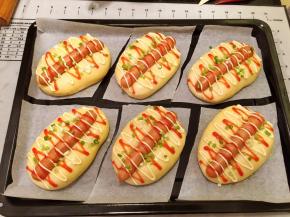 在面包上挤上沙拉酱，番茄酱，也可以撒少许香葱碎或肉松