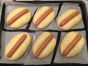 取一根火腿肠放在面包中间轻按到底