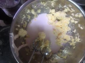 淡奶油和棉花糖小火加热融化，晾凉后加入黄油打发