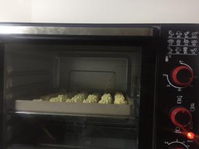 放入预热好的烤箱125度烤35-40分钟