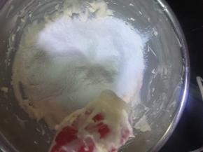 分几次筛入粉类，用刮刀拌到无粉状态