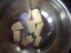 黄油室温软化到指头轻轻按压到底的状态，加盐打发