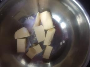 黄油室温软化到指头轻轻按压到底的状态，加盐打发