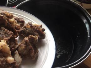 把牛排骨，加入到电压力锅中；