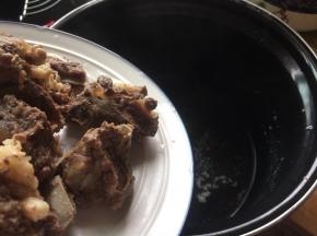 把牛排骨，加入到电压力锅中；