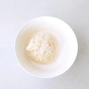 除了黄油以外所有的食材混合，搅拌至无干粉状态，需要保留一点蛋液，留作后期刷面用。