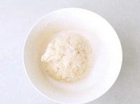 除了黄油以外所有的食材混合，搅拌至无干粉状态，需要保留一点蛋液，留作后期刷面用。